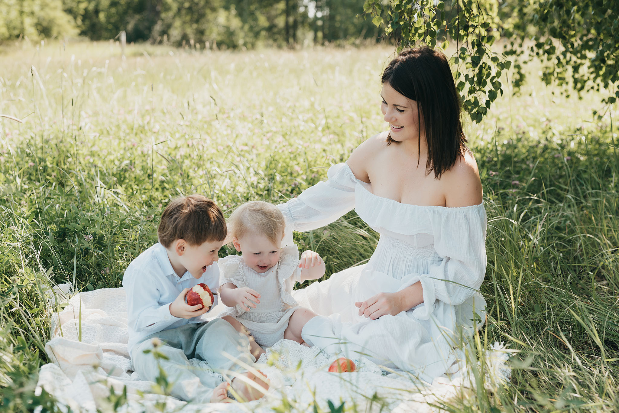 Fånga glada ögonblick: En fotosession för familjen utomhus vid sjön